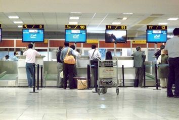 کشف ۱۰ کیلو حشیش و ۱.۷ میلیارد تومان طلا در فرودگاه مشهد
