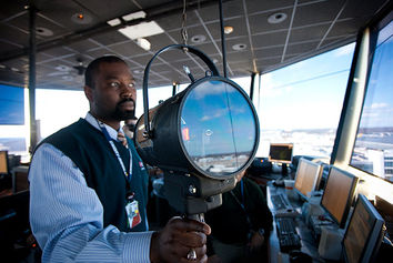 سیگنال های نوری چه کمکی به خلبانان میکنند؟