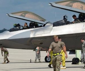 دبکا فایل: ترامپ با فروش جنگنده «اف-22» به تل آویو موافقت کرده است