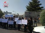 تجمع جمعی از خانواده های جانباختگان سانحه پرواز تهران-یاسوج در مقابل سازمان هواپیمایی کشوری