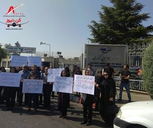 تجمع جمعی از خانواده های جانباختگان سانحه پرواز تهران-یاسوج در مقابل سازمان هواپیمایی کشوری