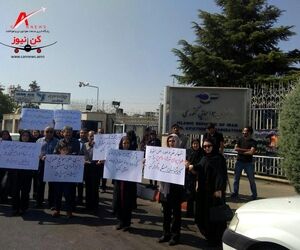 تجمع جمعی از خانواده های جانباختگان سانحه پرواز تهران-یاسوج در مقابل سازمان هواپیمایی کشوری