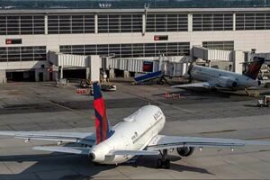 فرود اضطراری یک فروند هواپیمای مسافربری در آمریکا