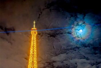 تاج قمری بر فراز پاریس + عکس