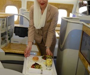 مهماندار درجه یک هواپیمای امارات شدن ، چگونه است؟