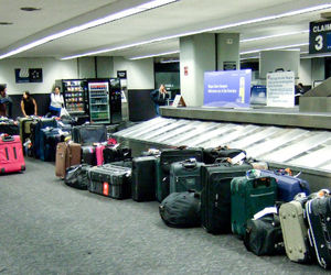 چکه‌های بدبوی فاضلاب رو چمدان‌های مسافران در فرودگاه هیترو + فیلم