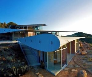 خانه‌ای با سقف بال هواپیما