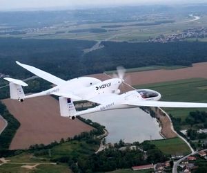 نخستین هواپیمای دو بدنه هیدروژنی جهان به پرواز درآمد