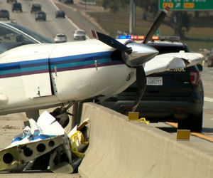فرود سخت هواپیمای چینی در یک بزرگراه + فیلم