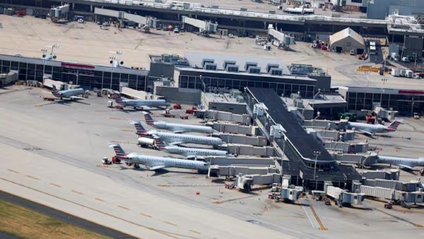 توقف موقت پروازها در فرودگاه فیلادلفیا 
به دلیل تهدید به بمب‌گذاری