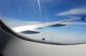 چرا روی پنجره هواپیماها سوراخ ریز وجود دارد؟