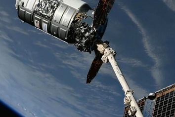 تحویل ۸۲۰۰ پوند لوازم و تجهیزات علمی در فضا