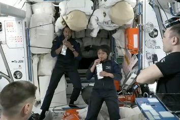 چرا فضانوردان نمی‌توانند در فضا نان بخورند؟