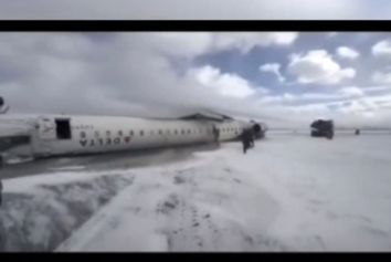 لحظه خروج دلهره‌آور مسافران از هواپیمای واژگون شده دلتا‌ایرلایز  