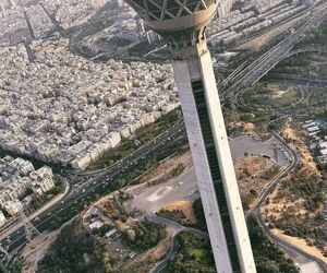 پرواز یک فروند هواپیمای فوق سبک گرداگرد برج میلاد