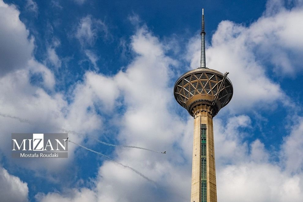 مانور ویژه هواپیماهای فوق سبک بر فراز برج میلاد +تصاویر