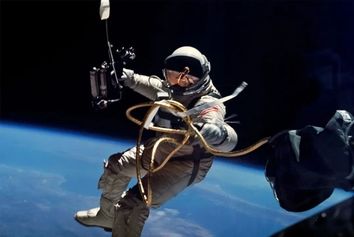 یاسمین مقبلی کیسه ابزارش را در فضا گم کرد!