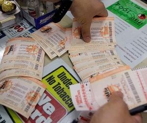 لغو پرواز باعث شد زن ۵۱ ساله یک میلیون دلار در بخت‌آزمایی برنده شود