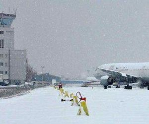 تلاش برای بازگشایی باند فرودگاه بین المللی مشهد ادامه دارد  57 پرواز لغو شده است