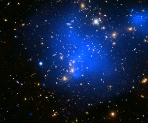 تصویری زیبا از یک خوشه کهکشانی با ترکیب داده‌های دو تلسکوپ فضایی ناسا