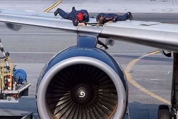 چک سبک هواپیما هر ۴۰۰ ساعت؛ راز ایمنی پرواز