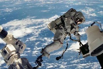 صد تکه شدن ماهواره روسی، فضانوردان را به پناهگاه فرستاد