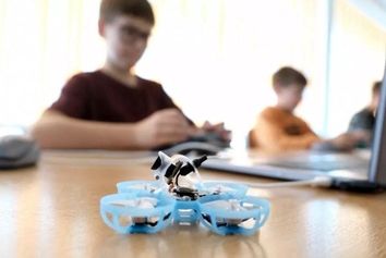 کودکان اهل لیتوانی در دوره‌ای آموزشی نحوه استفاده و ساخت پهپادها را یاد می‌گیرند