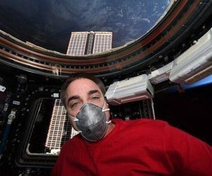 فضانورد ناسا با ماسک آماده بازگشت به زمین است