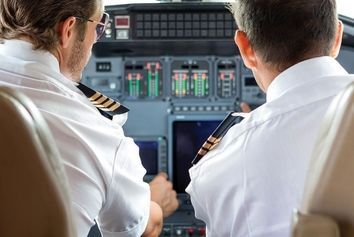 گفتگو با کمک خلبانی که به دلیل تشخیص وجود مشکل در هواپیما از آن پیاده شد: