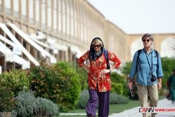 ورود بیش از ۵ میلیون گردشگر خارجی به ایران در سال ۲۰۱۵/‌برای اتباع ۱۹۰ کشور دنیا ویزای فرودگاهی ایجاد شد