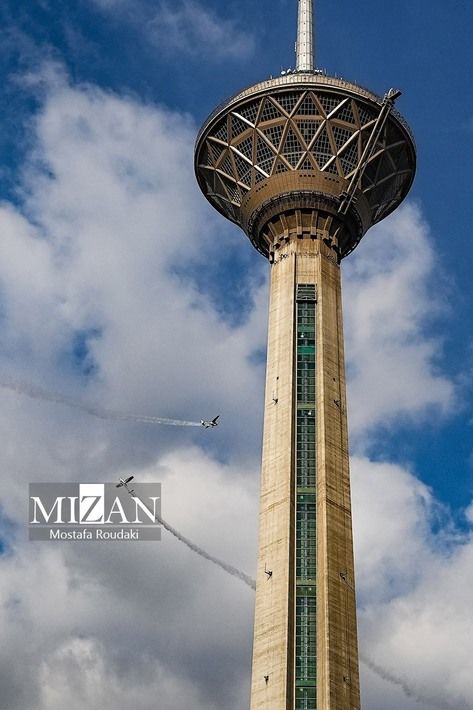مانور ویژه هواپیماهای فوق سبک بر فراز برج میلاد +تصاویر