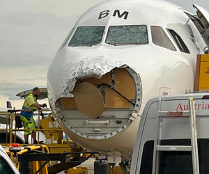 فرود اضطراری هواپیمای اتریشی به دلیل تگرگ شدید + تصاویر