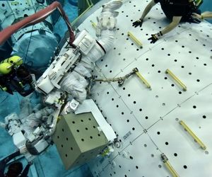 تمرین فضانوردان ناسا برای کسب مهارت‌ انجام راهپیمایی فضایی