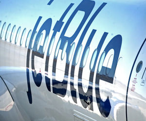 مسافر خطوط هوایی جت‌بلو درب خروج هواپیما را لحظاتی قبل از پرواز در فرودگاه بوستون ناگهان باز کرد +فیلم