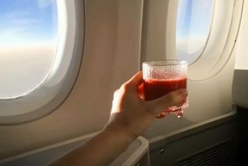 چرا مسافران در هواپیما بیشتر سراغ آب گوجه‌فرنگی می‌روند؟