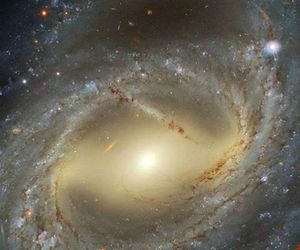 تصویر خیره کننده تلسکوپ هابل از یک کهکشان در حال چرخش