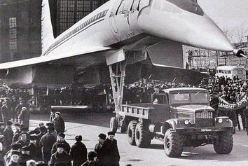 تصویری تاریخی از بیرون آمدن هواپیمای توپولوف ۱۴۴ 