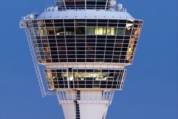 چرا شیشه‌ برج‌های کنترل فرودگاه‌ها زاویه‌دار هستند؟