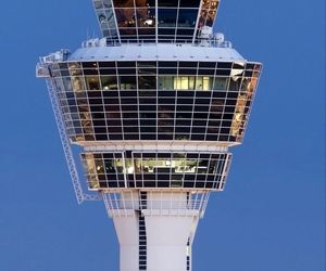 چرا شیشه‌ برج‌های کنترل فرودگاه‌ها زاویه‌دار هستند؟