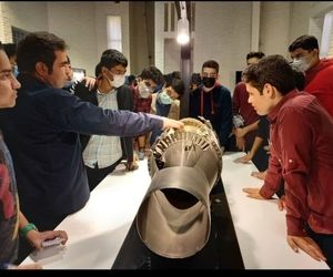 ارائه خدمات علمی و آموزشی به دانشجویان در مرکز نمایشگاه هوایی وزارت دفاع