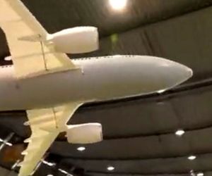 پرواز بزرگترین هواپیمای مدل در ترمینال فرودگاه