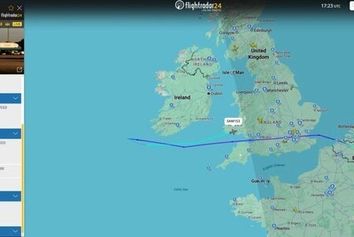 وضعیت اضطراری برای هواپیمای وزیر دفاع آمریکا به‌دلیل ترک خوردن شیشه کابین خلبان