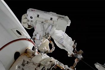 بازگشت فضانوردان به پیاده‌روی فضایی