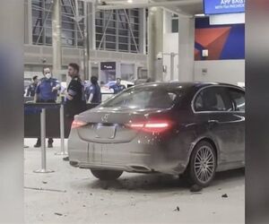 برخورد خودرو با مسافران در فرودگاه دیترویت آمریکا