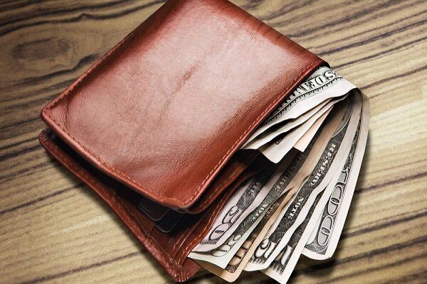 کارگر امانت دار فرودگاه قشم کیف گمشده را بازگرداند