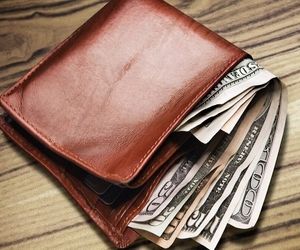 کارگر امانت دار فرودگاه قشم کیف گمشده را بازگرداند