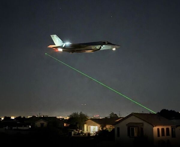 مجازات حبس برای مردی که جنگنده‌های F-35 را با لیزر هدف قرار می‌داد