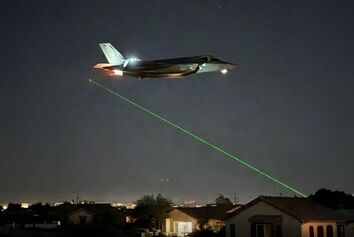 مجازات حبس برای مردی که جنگنده‌های F-35 را با لیزر هدف قرار می‌داد