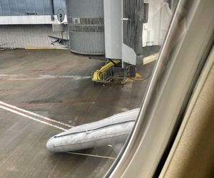 فرار یک زن از هواپیما پیش از تیک‌آف 