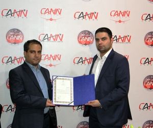 اهداى لوح تقدیر دادستانى خراسان رضوى به کن نیوز توسط قاضى اصولى صفار